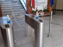 Кадри от коридорите на пловдивска гимназия показват строгите мерки срещу коронавируса