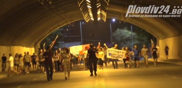 Протестиращите се обединиха и тръгнаха на традиционното си шествие