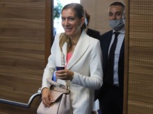 Ангелкова с нова визия, коригирала е носа и устните си