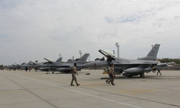 Шест самолета F-16 от състава на 31-во изтребително крило на