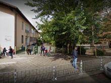 Четири класа под карантина заради учител с Covid-19