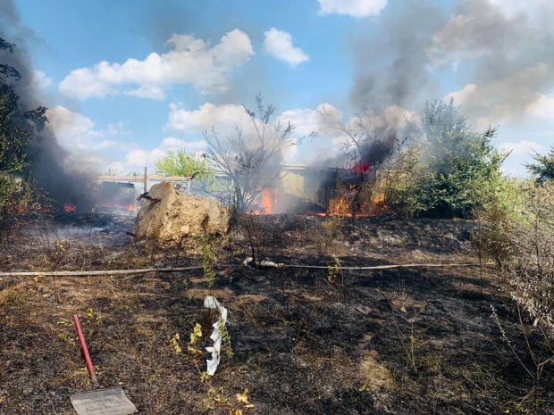 Фейсбук Пожар пламна и изгори сухи треви край голям хипермаркет
