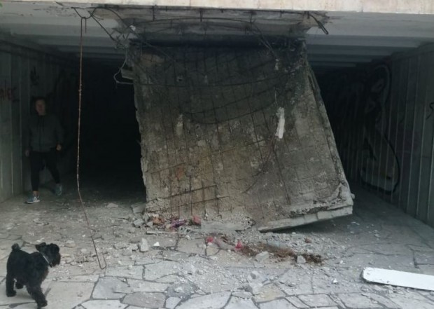 Огромно бетонно парче от подлеза на спирка Делфинариум във Варна