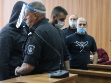 Синът на Катя Лерца и аверчетата му крият лицата си от срам