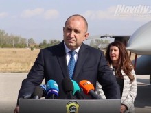 Радев: Не може хората с пълни шкафчета да канят тези с празни