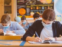 От МОН обявиха: 81 са заразените с COVID-19 ученици, учителите - 70