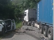 Тир и две коли се удариха на пътя София-Варна, има ранен