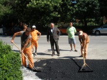 Асфалтират тротоара на улица "Богомил" в район "Източен"