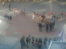 Ученици си спретнаха груба среща в центъра на Пловдив! Полицията не може да ги озапти