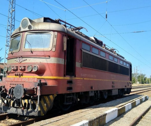 Бързият влак № 3621 от София за Бургас престоява в