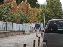 Куче се изходи пред пловдивско училище, стопанинът се прави на ударен