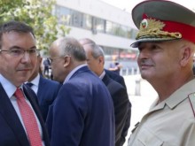 Генералът също ще води пресконференциите