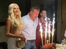 Рачков купи огромна къща, в която заживя с еротична моделка