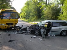 Жена загина при жестока катастрофа с училищен автобус край Варна