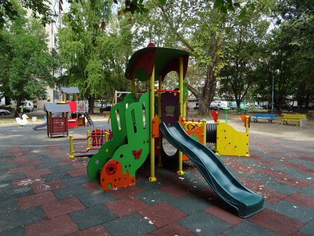 Откриват обновена детска площадка в парк "Сърнена гора"