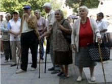 Пенсионери на екскурзия, подарък от кмета на "Западен"