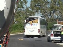 Автобус навлезе в насрещното и се сблъска с цистерна край Садово