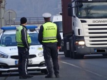На АМ "Тракия": Шофьор сложи банкнота в паспорта си и го остави върху багажника на патрулка!
