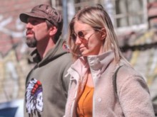 Секссимвол на родното кино чака бебе от млада художничка