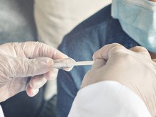Ясно е колко часа живее коронавирусът върху човешката кожа