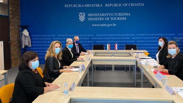 Министърът на туризма и хърватският 1117 колега Николина Бърняц подписаха