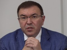 Министърът на здравеопазването изненадан от хвърлените по него яйца