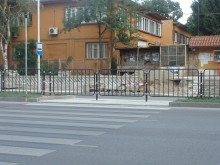 Затвориха пешеходните пътеки по бул."България" на квартал "Захарна фабрика"