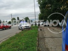 Нарушител прегази полицаи след луда гонка, оказа се прострелян