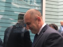 Студенти посрещнаха с химна президента Радев