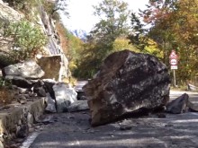 Огромни късове скали паднаха на пътя за Рилския манастир