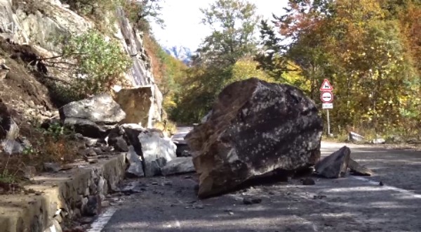 Нова тв
Огромен скален къс падна върху патя за Рилския манастир