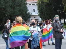 Подкрепящи хората с различна сексуална ориентация и футболни фенове напълниха центъра на Пловдив