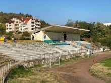Бетон се лее на стадион "Шипка" в Асеновград, слагат 550 седалки