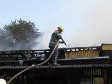 Девет пожарникари в болница, обгазени след като гасили печатарски цех