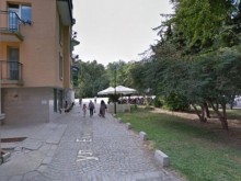 Общинари всекидневно преминават с коли през пешеходна улица