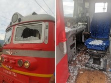 Вандали хвърляха камъни по влак на гара Пловдив, машинистът пострада