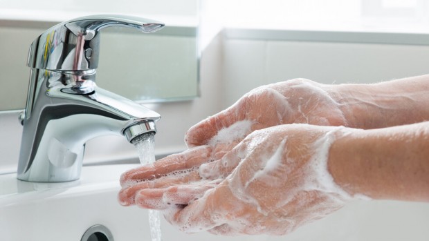 Използването на антисептици не изключва редовното измиване на ръцете със