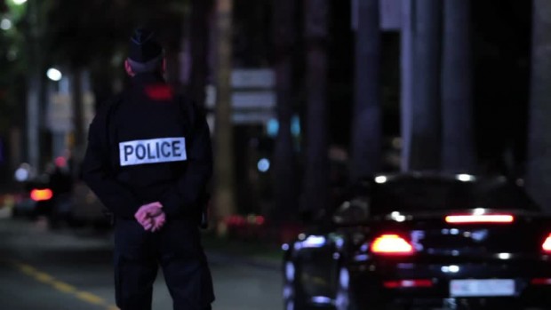 Мъж беше намушкан в гърлото с нож в парижкото предградие