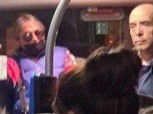 Мангъров хванат в крачка в градски автобус, демонстрира, че е над нещата