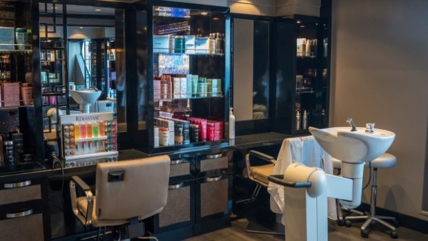 Столичните фризьорски салони останаха без музика заради проверки на Министерството