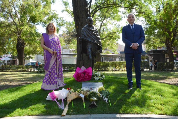 Паметник на Махатма Ганди във Варна бе открит днес от