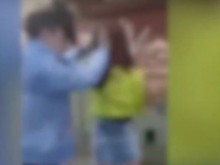 Ученички си спретнаха бой в двора на училище, децата снимат и не се намесват