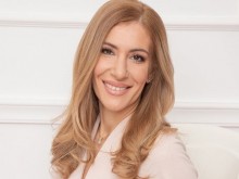 Бившият министър на туризма Ангелкова не може да се нарадва на новия си нос