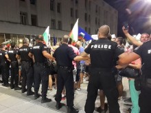 Протестиращ към пловдивските полицаи: Децата ви да умрат от рак дано!