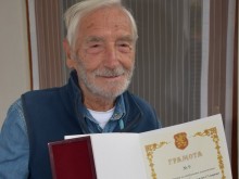 Столетникът дядо Петър всяка нощ слуша музика в памет на своята голяма любов