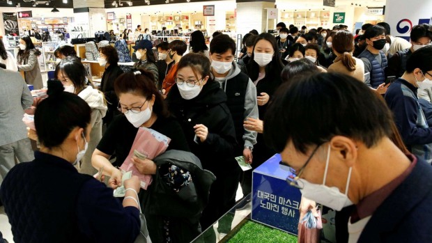 В Южна Корея хората приемат носенето на маска като задължение, дискусия