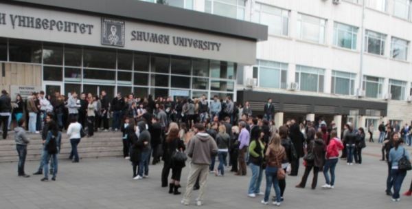 бТВ
Студентите от Шуменския университет Епископ Константин Преслав преминават изцяло в
