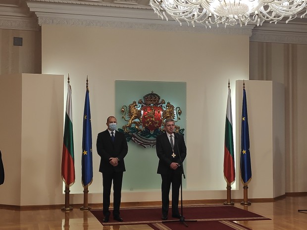 На официална церемония в Гербовата зала на Дондуков“ 2 президентът