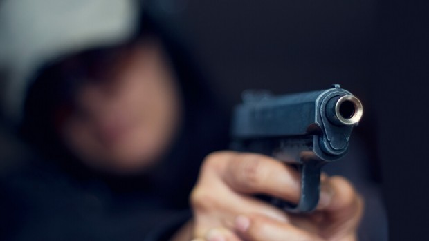 Жена на средна възраст заплаши с пистолет бременна в тролей