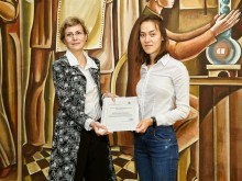 Веселина от IV курс в УХТ Пловдив с награда за отличен успех 